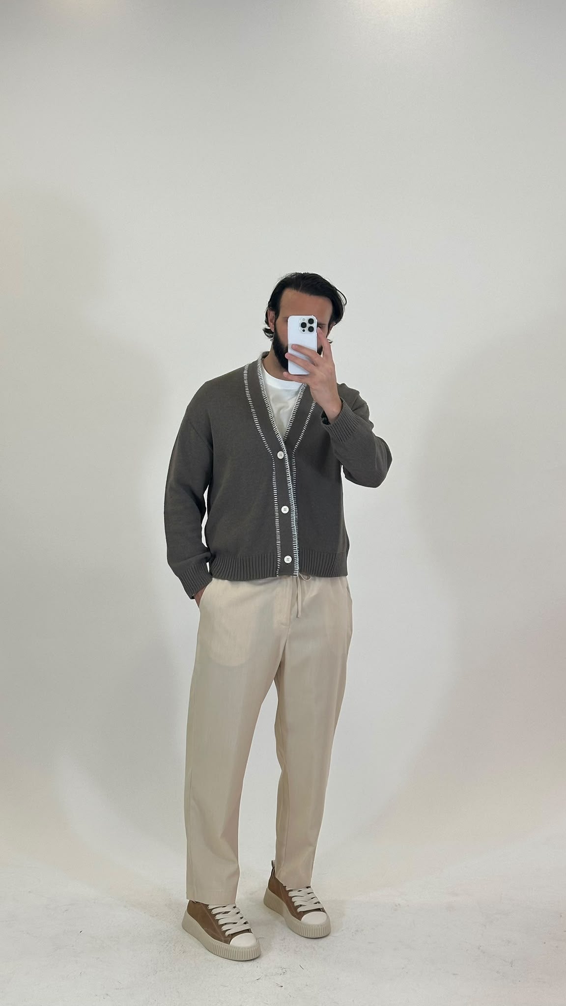 Cardigan in maglia grigio indossato, figura intera (pantalone non incluso)