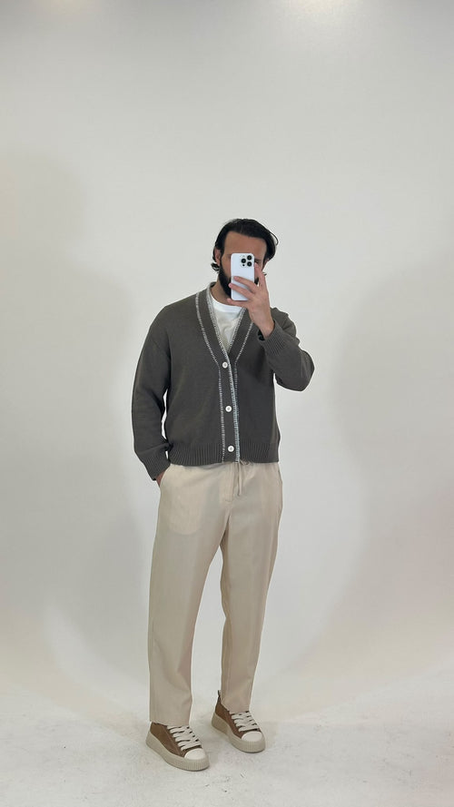Cardigan in maglia grigio indossato, figura intera (pantalone non incluso)