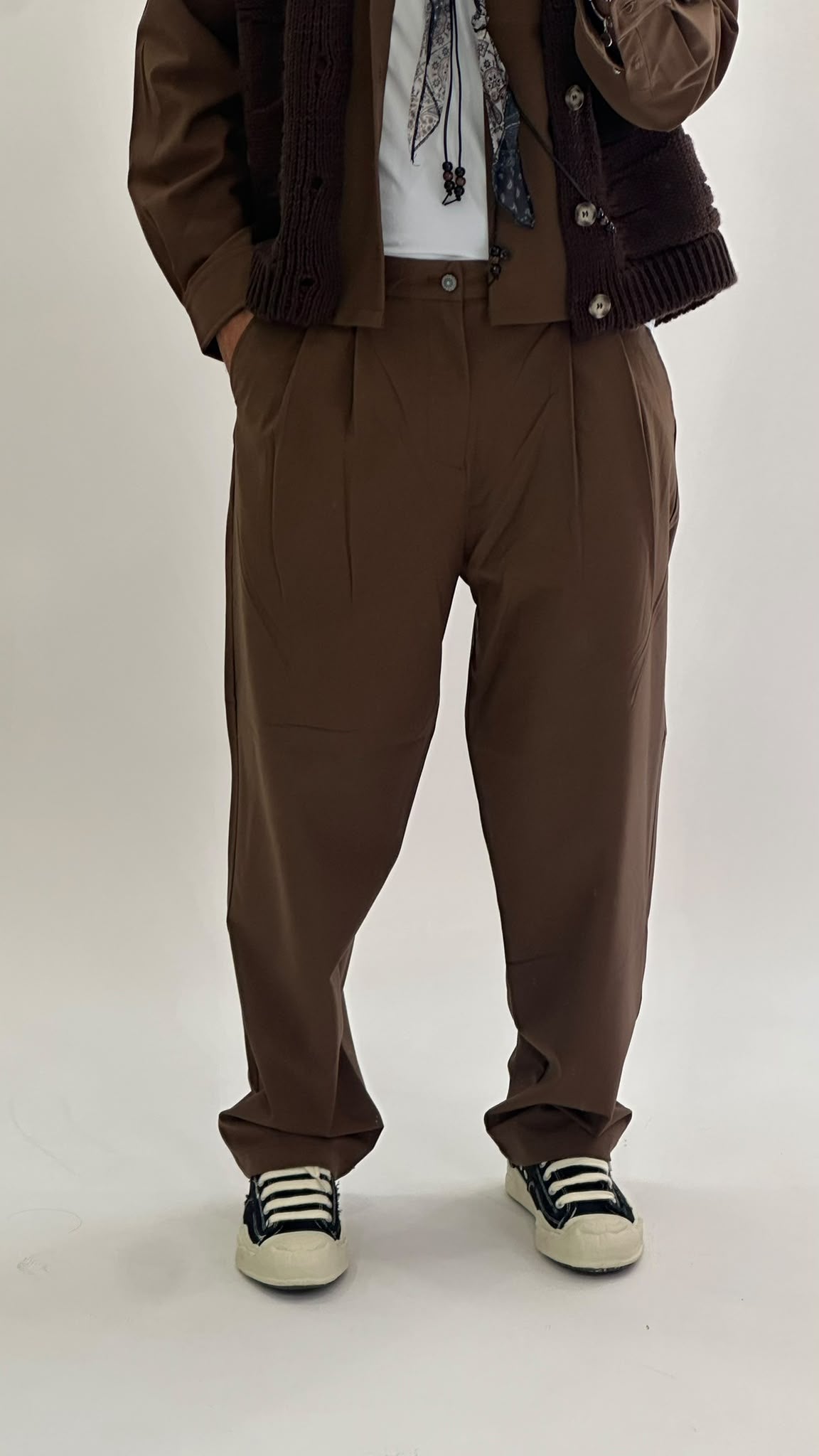 Completo camicia corta e pantalone marrone