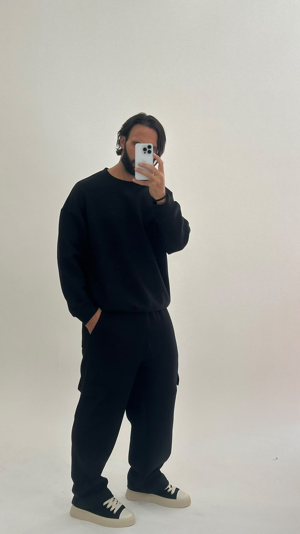 Completo felpa e pantalone cargo nero