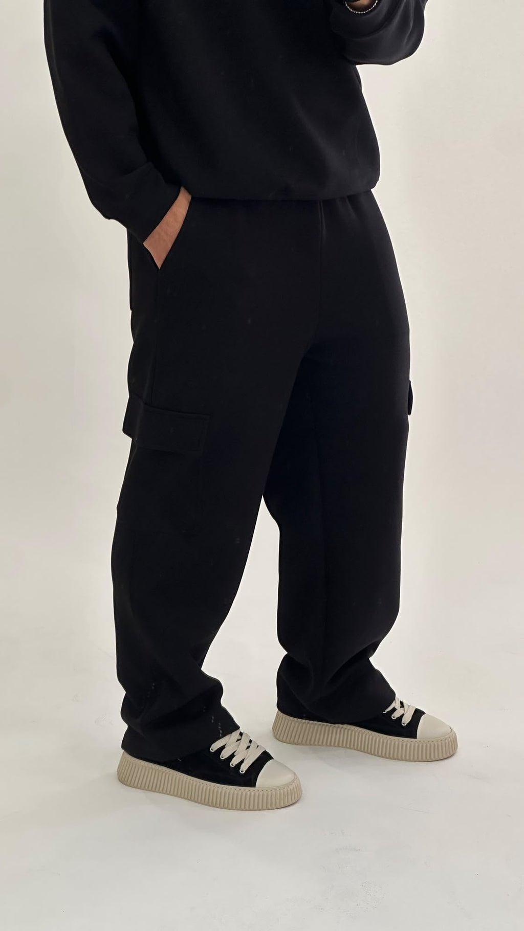 Completo felpa e pantalone cargo nero