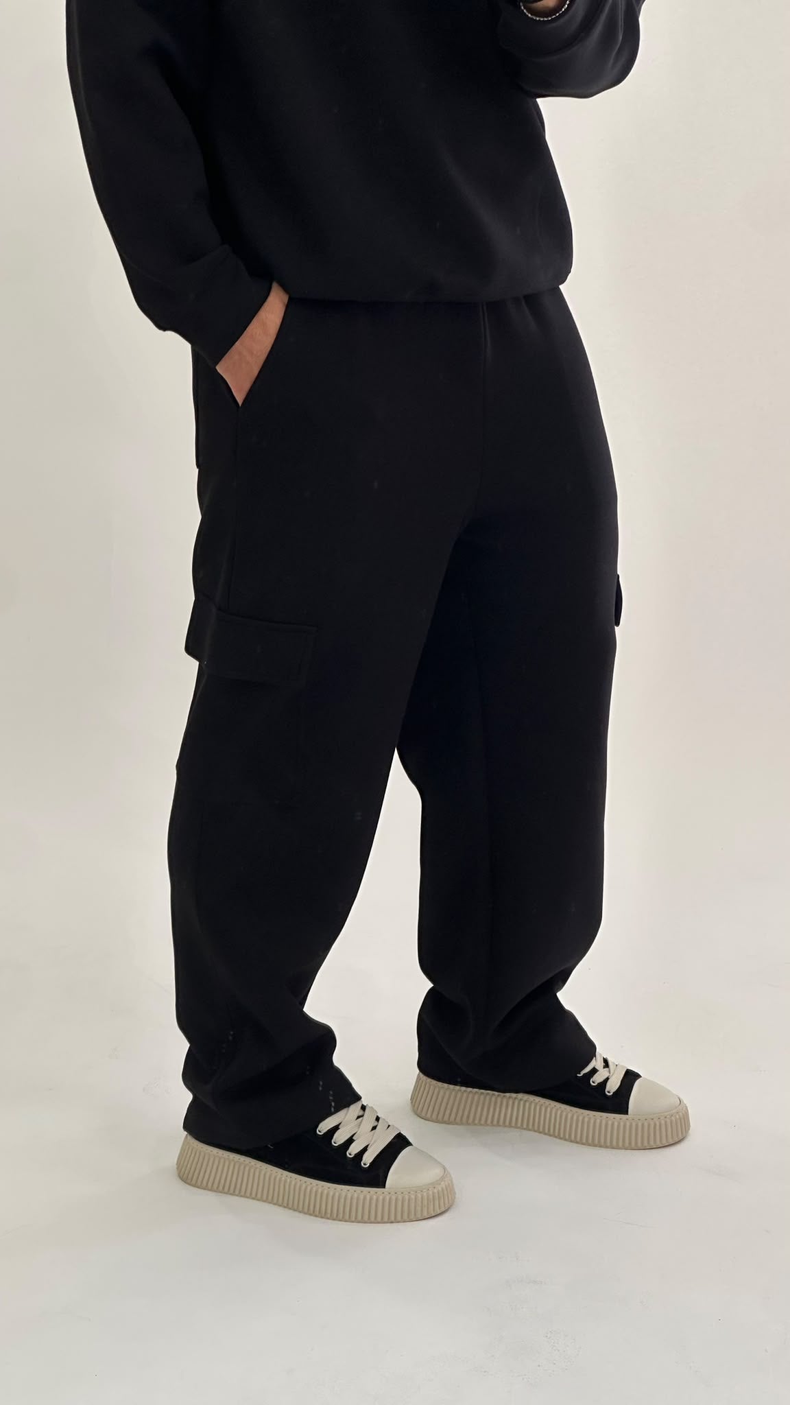 Completo felpa e pantalone cargo nero