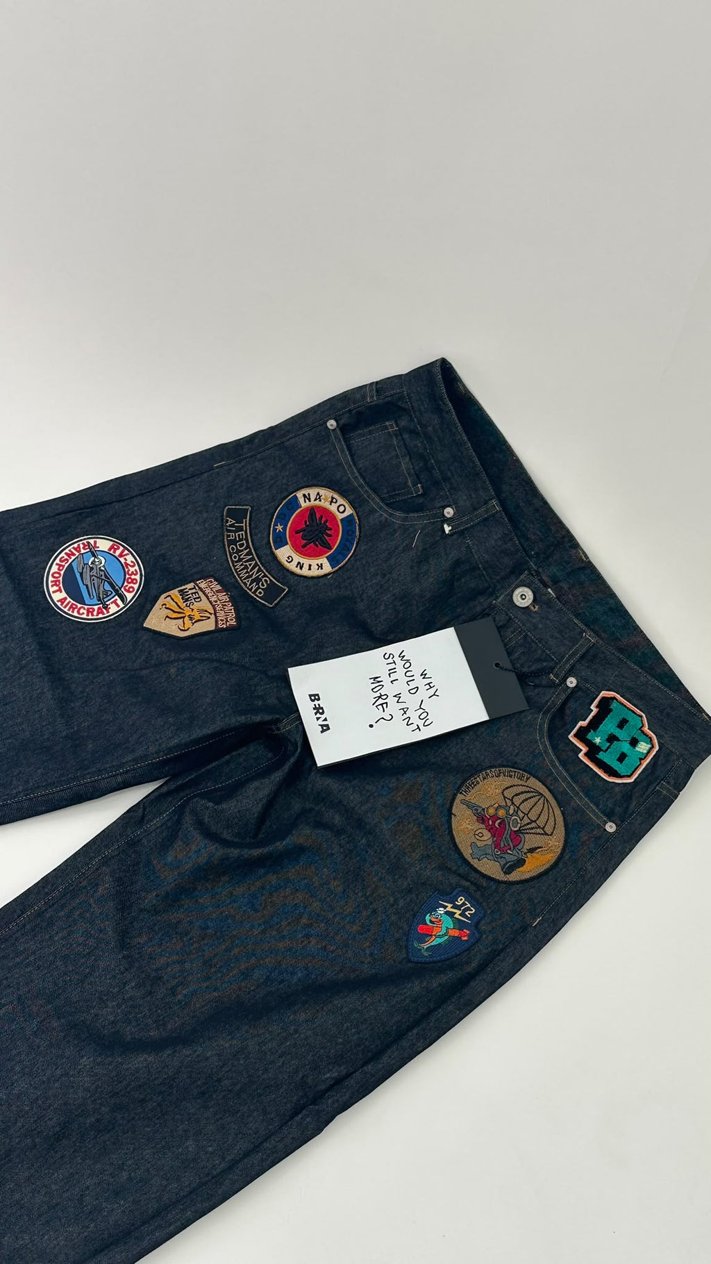 Jeans blu scuro con patch